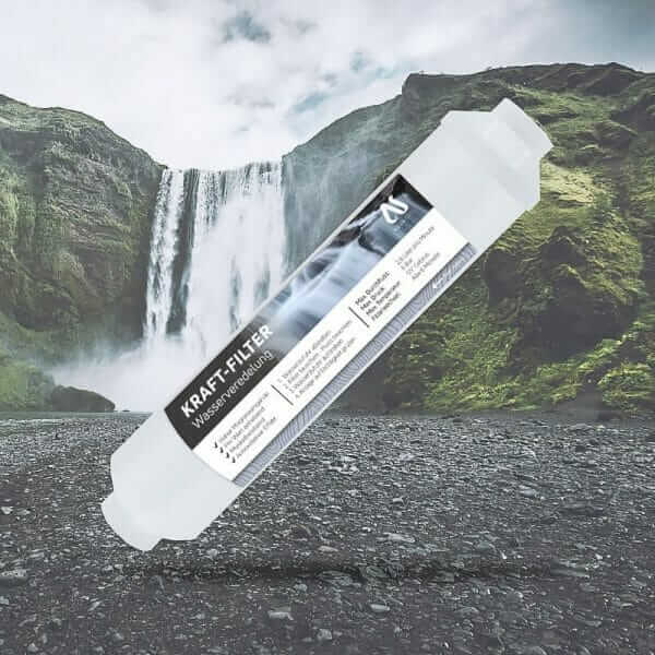 Weißer Kraft-Filter von AQUASAFE – Vor einem Wasserfall im Hintergrund