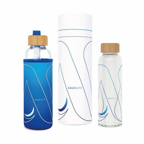 Wasserflasche in Blau einmal mit- und einmal ohne Neon-Fleece Schutzhülle, dazu der edle und robuste Versandkarton im AQUASAFE-Design