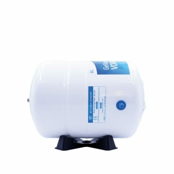 Wassertank in weiß - mit blauem Label - liegende Anordnung auf schwarzem Standfuß