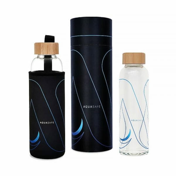 Wasserflasche – Schwarze Neon-Fleece Schutzhülle und Trageschlaufe – Robuster Versandkarton im AQUASAFE-Design