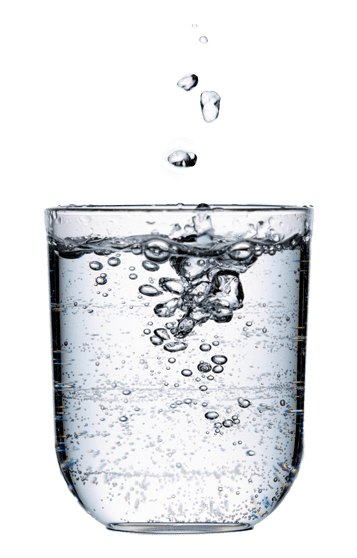 Wasserglas mit frisch gefiltertem Wasser