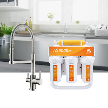 Eine Armatur und eine Wasserfilteranlage in orange von AQUASAFE vor einer Küche