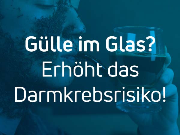 Frau mit Gülle im Gesicht trinkt aus einem Glas mit braunem Wasser, das den zu hohen Nitratgehalt im Wasser darstellen soll. Dazu die Überschrift: Gülle im Glas? Erhöht das Darmkrebsrisiko.