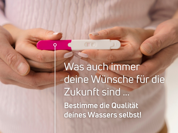 Eine Frau hält einen positiven Schwangerschaftstest in der Hand