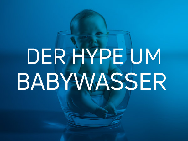 Ein Baby sitzt in einem Glas mit Wasser. Dazu der Titel: Der Hype um Babywasser