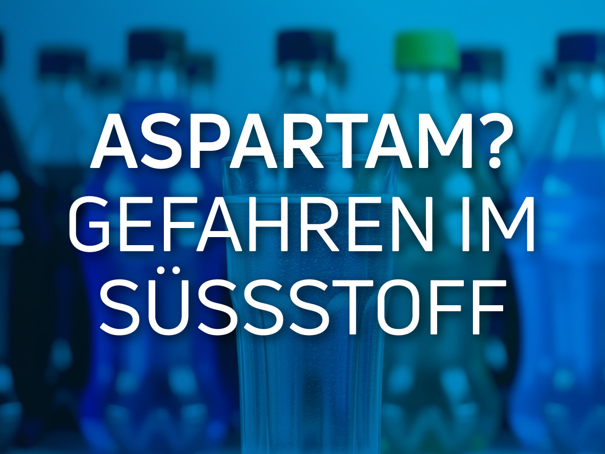 Aspartam Süßstoff im Leitungswasser - Alle Fakten und Gefahren zum Thema - Auf dem Bild sind zuckerhaltige Getränke in Flaschen zu sehen. Davor ein Glas mit Wasser - AQUASAFE