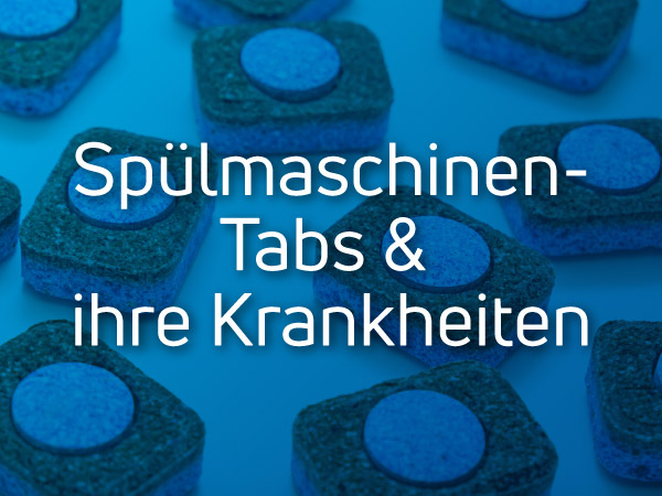 Mehrer Spülmaschinentabs verteilt auf dem Tisch - Davor der Spruch: Spülmaschinen-Tabs und ihre Krankheiten