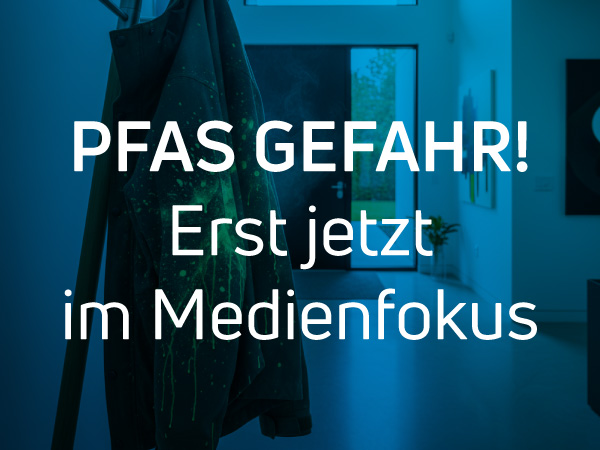 PFAS im Trinkwasser - Outdoorjacke hängt an der Garderobe in einem sauberen modernen Haus - Grüne Flecken repräsentieren unbeachtete Gefahren wie PFAS