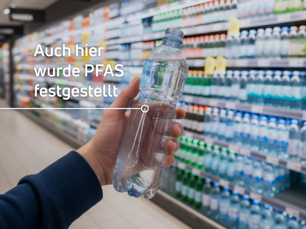 Mann hält PET-Wasserflasche vor ein Regal im Supermarkt vor dem zahlreiche Wasserflaschen zu sehen sind