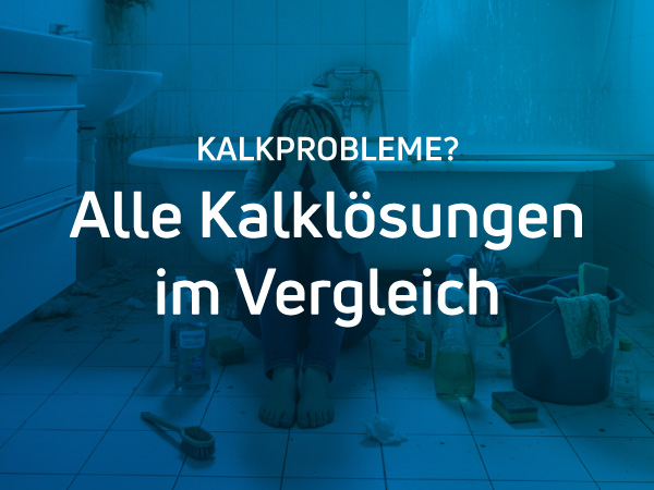 Kalkproblem? Eine Frau sitzt genervt und erschöpft auf dem Badezimmerboden, weil sie dem Kalkproblem nicht mehr nachkommen kann