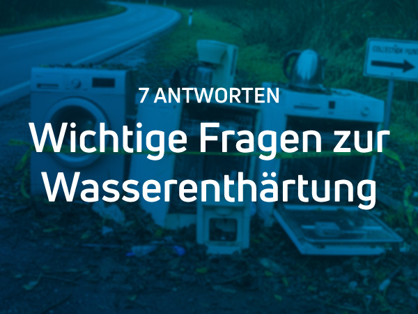 Wasserenthärtung schützt vor frühzeitigem Verschleiß der Haushaltsgeräte - Kaputte verkalkte Waschmaschine und Spülmaschinen stehen an der Straße