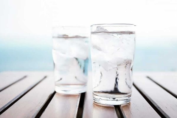 Zwei Gläser mit reinem Osmosewasser