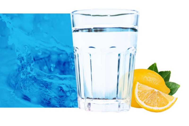 Reines Wasser - Wasserglas neben eine aufgeschnittenen Zitrone